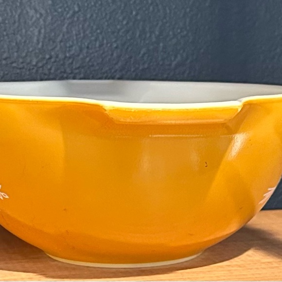 Vintage Pyrex butterfly gold casserole dish - Picture 5 of 8